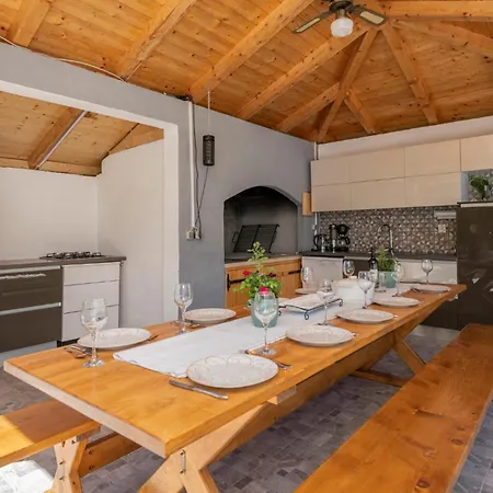 6 Bedroom Pet Friendly In * Zmijavci