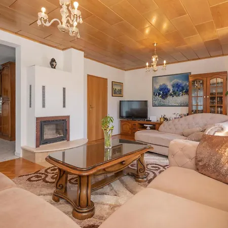 펜션 6 Bedroom Pet Friendly In Zmijavci