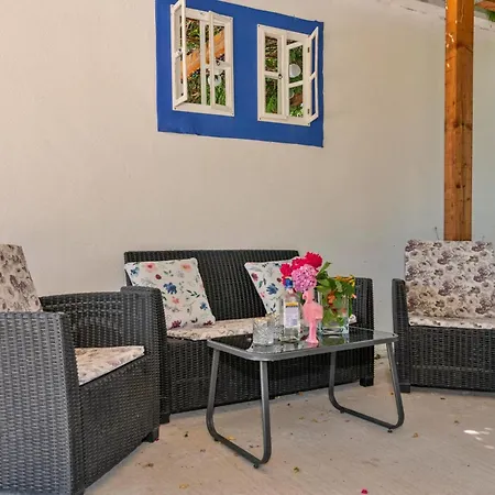 Holiday home 6 Bedroom Pet Friendly In Zmijavci