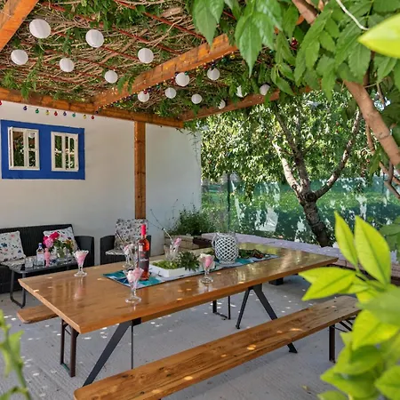 6 Bedroom Pet Friendly In Holiday home