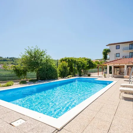 Holiday home 6 Bedroom Pet Friendly In