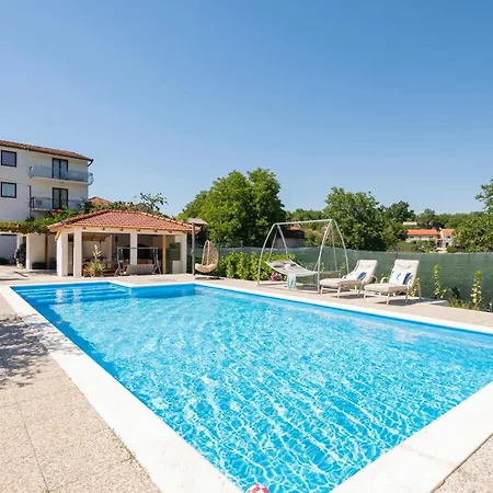 6 Bedroom Pet Friendly In Holiday home *