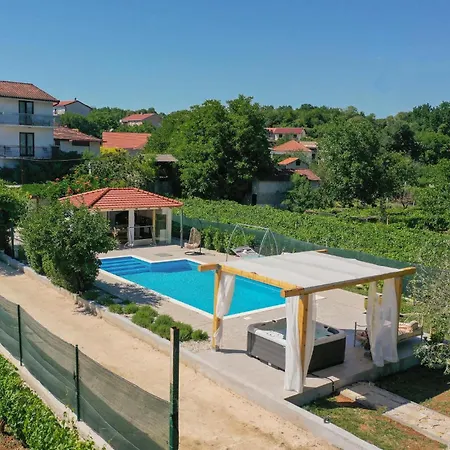 6 Bedroom Pet Friendly In *