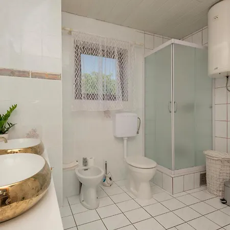 6 Bedroom Pet Friendly In Holiday home Zmijavci