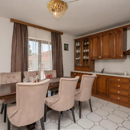 펜션 6 Bedroom Pet Friendly In *
