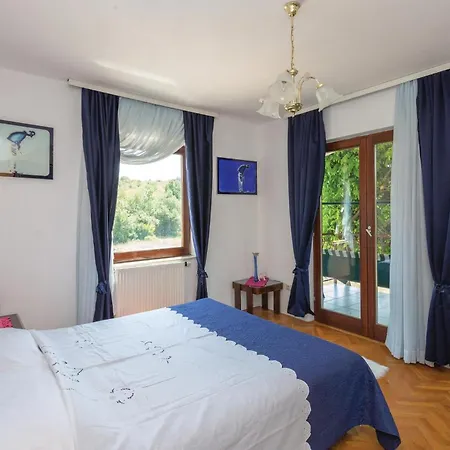 6 Bedroom Pet Friendly In 펜션 Zmijavci