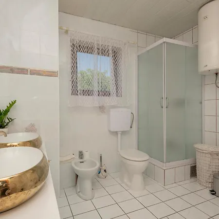 6 Bedroom Pet Friendly In Zmijavci