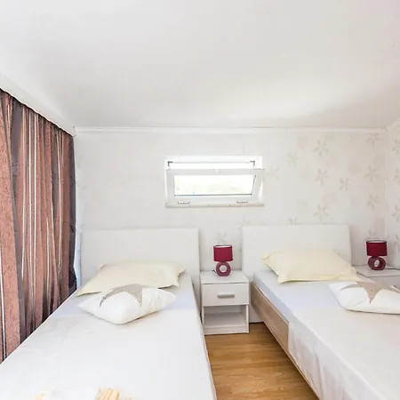 6 Bedroom Pet Friendly In Holiday home Zmijavci