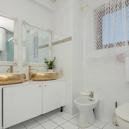 Holiday home 6 Bedroom Pet Friendly In Zmijavci