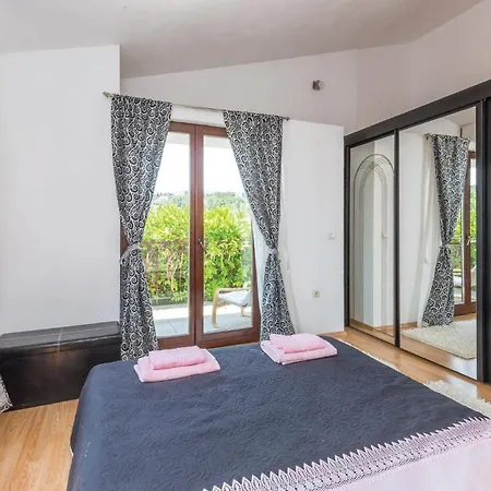 Holiday home 6 Bedroom Pet Friendly In