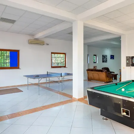 Holiday home 6 Bedroom Pet Friendly In Zmijavci