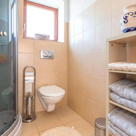 6 Bedroom Pet Friendly In Holiday home