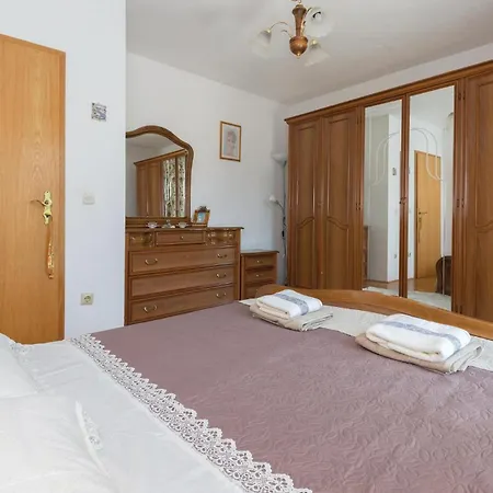Holiday home 6 Bedroom Pet Friendly In Zmijavci