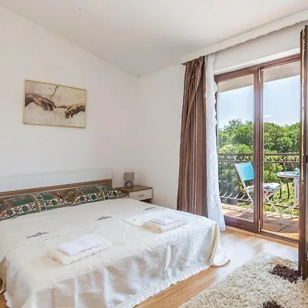 6 Bedroom Pet Friendly In *