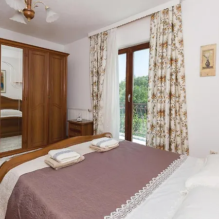 펜션 6 Bedroom Pet Friendly In Zmijavci