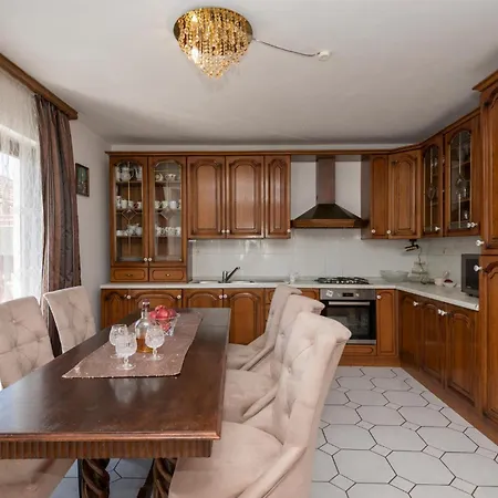 펜션 6 Bedroom Pet Friendly In Zmijavci