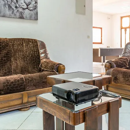 Holiday home 6 Bedroom Pet Friendly In