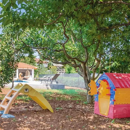 6 Bedroom Pet Friendly In Holiday home
