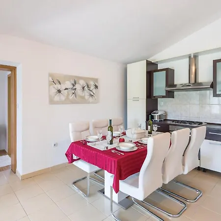 6 Bedroom Pet Friendly In * Zmijavci