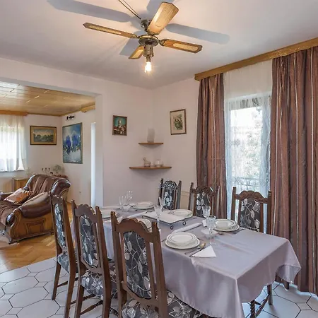 Holiday home 6 Bedroom Pet Friendly In