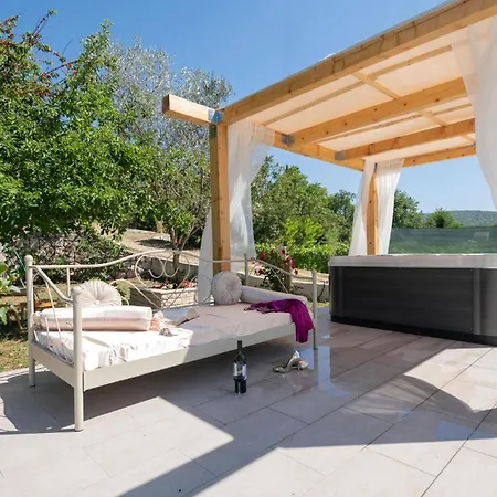 Holiday home 6 Bedroom Pet Friendly In *